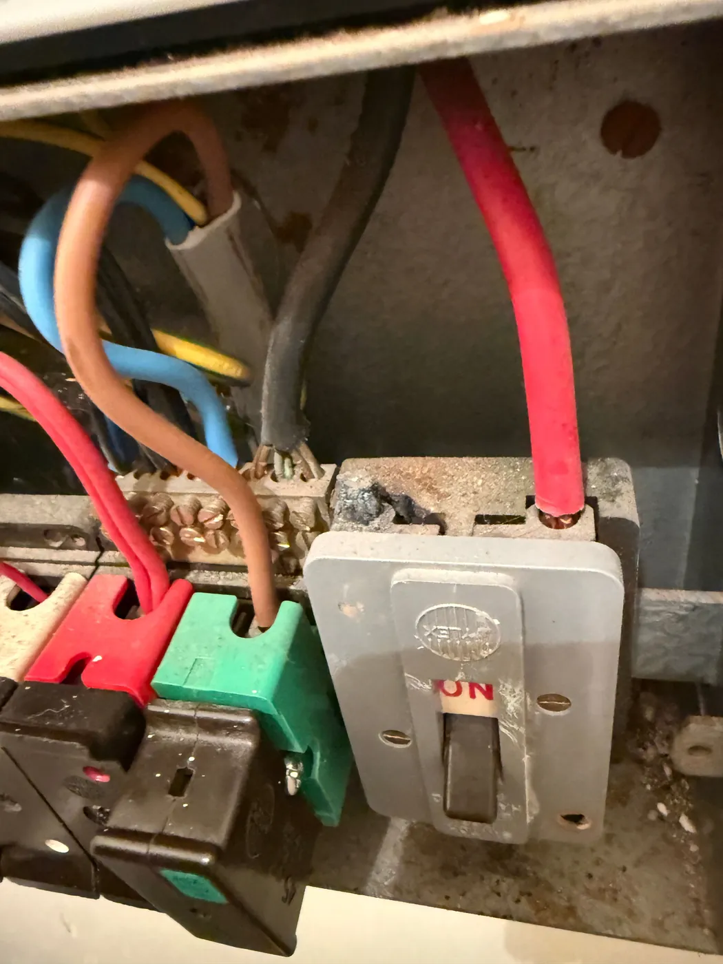 Overheating at a live connection