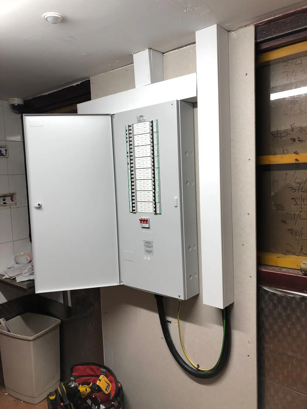 Distribution board inspection during an EICR