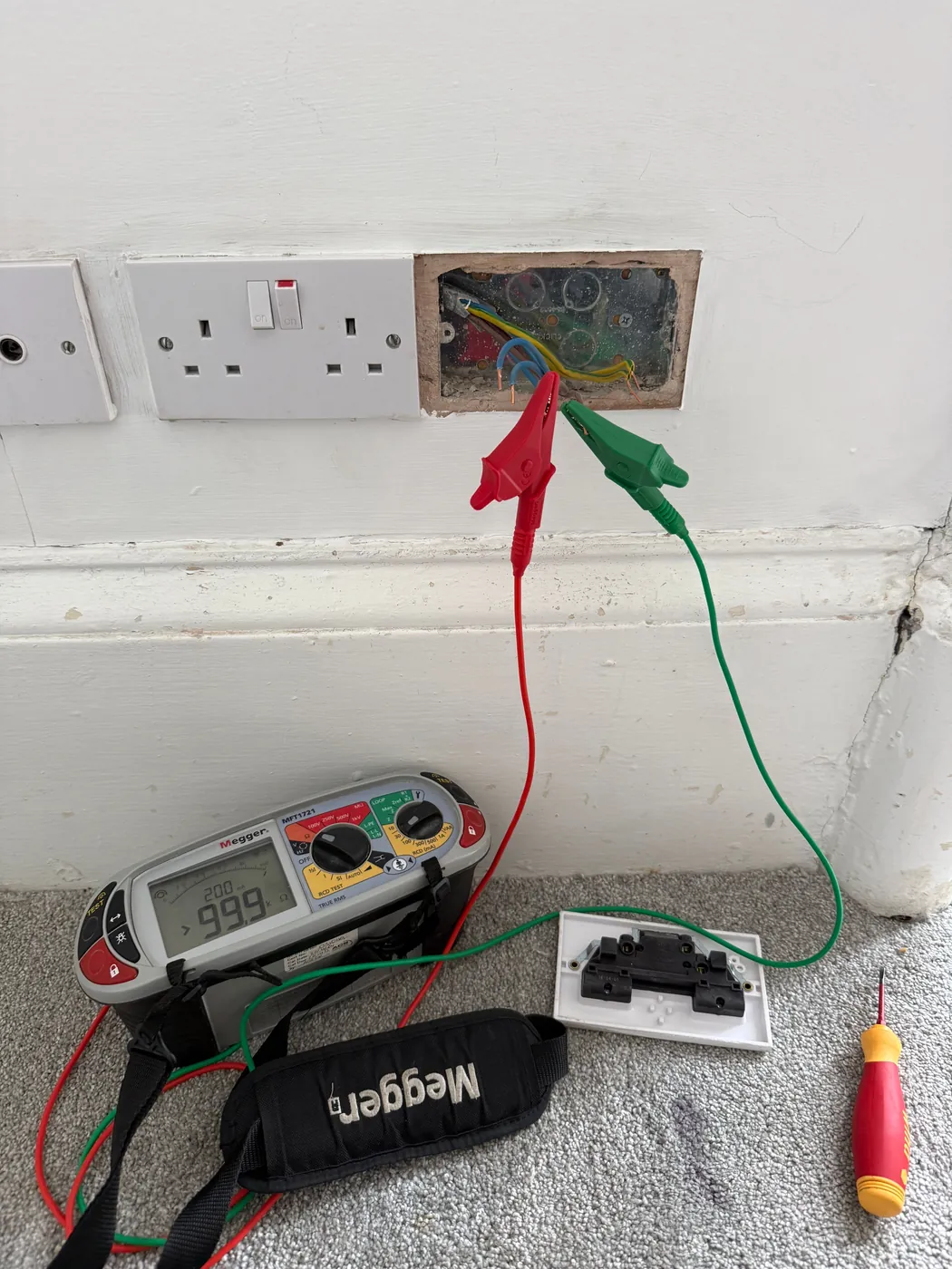 Fixed-wire testing at a socket outlet